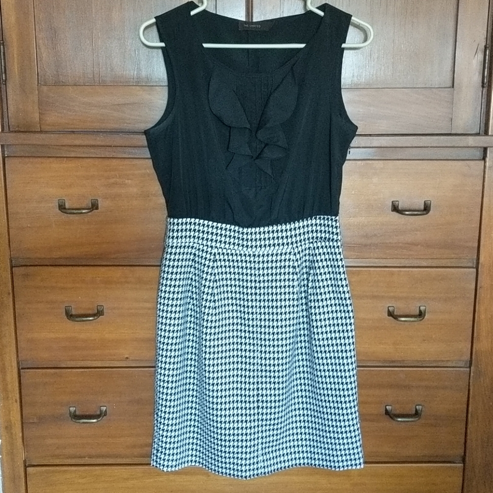 Black/White Limited Sleeveless Dress
